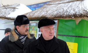 Азаров не зміг дістатися з правого берега столиці на лівий