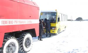 На вихідних рятувальники визволили зі снігу шкільний автобус