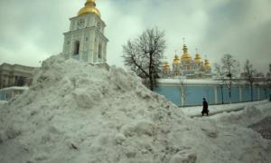 Азаров просить будівельні організації допомогти вивозити сніг з Києва