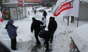 Опозиція перейшла від слів до діла і взялася за лопати