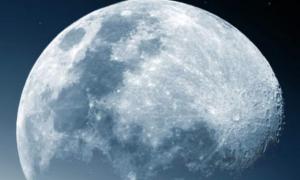 Російські космонавти облетять навколо Місяця