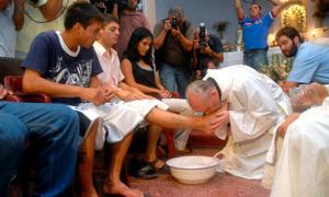 Папа Римський обмиє ноги 12 юним злочинцям