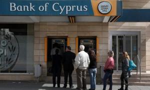 Кіпрські банки дозволили клієнтам знімати лише 300 євро на добу