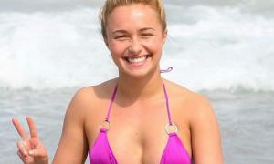 Кохана Кличка на пляжі показала фігуру і обручку