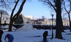 До парламенту починають сходитися мітингувальники
