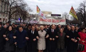 Колона мітингувальників опозиції перекриває рух