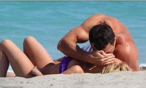 Кличко підготовку до бою проміняв на пляжний відпочинок зі своєю Дюймовочкою