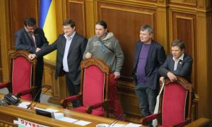 Опозиція заблокувала трибуну парламенту
