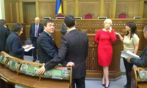 Опозиційні депутати прийшли у Раду продовжувати блокування