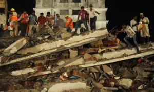 З-під завалів обрушеної багатоповерхівки в Індії витягнули 72 загиблих