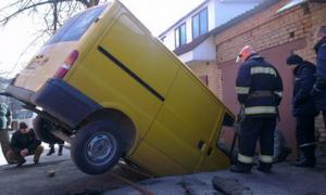 У Вінниці рятувальники витягли автомобіль, який провалився під землю