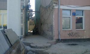 У Луцьку знесли самочинно зведену біля суду споруду