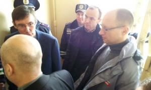 До Тимошенко приїхали Луценко, Яценюк та інші опозиціонери