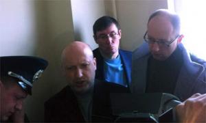 Луценка, Яценюка і Турчинова вже понад годину не пускають до Тимошенко