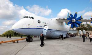 Азаров заявив, що Україна вироблятиме Ан-70 і без росіян