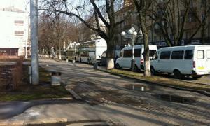 У Полтаві площа, де має пройти мітинг «Вставай, Україно!», заблокована автобусами 