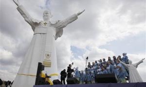 У Польщі відкрили найбільшу в світі статую Папи Іоанна Павла II