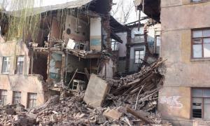 На Донеччині рухнула стіна 3-поверхового житлового будинку