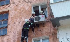 У Рівному бабуся випала з вікна і зачепилася за кондиціонер