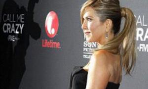 Дженніфер Еністон на прем’єру власного фільму прийшла з плямистою спиною