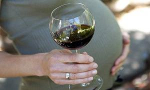 Вчені: Невеликі дози алкоголю корисні для вагітних жінок