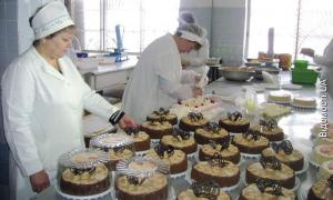 У сезон на «Луцьккондитері» за день виготовляють тонну тортів