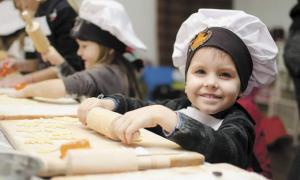 Маленькі лучани вчаться готувати у шеф-кухарів