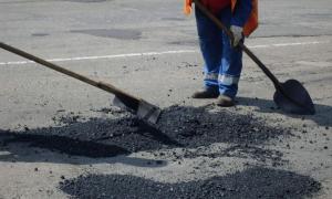 Щодня на ремонт волинських доріг витрачають до 500 тонн асфальту