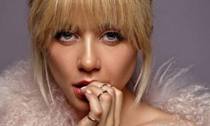 Тіна Кароль прищемила палець журналістці