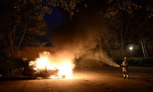 У Стокгольмі іммігранти палять машини і б’ються з поліцією