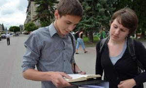 До 152-ї річниці перепоховання Кобзаря лучани читали його вірші на площі
