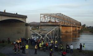 У штаті Вашингтон автомобільний міст провалився у річку