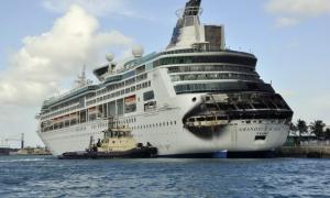 Круїзний лайнер, на якому сталася пожежа, причалив до Багамських островів