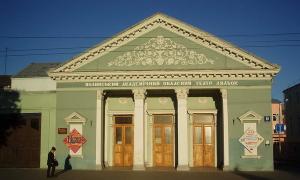 Маленьких лучан кличуть на екскурсію за куліси театру ляльок