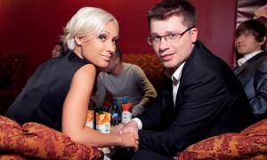 Дружина Харламова вимагає заарештувати його рахунки