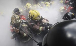 У Барселоні пожежники вийшли на протест і побились із поліцією