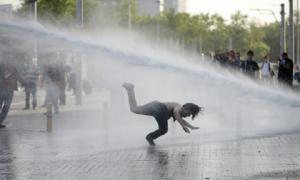 Мер курортної Анталії не дав поліції води для водометів, якими розганяють демонстрантів