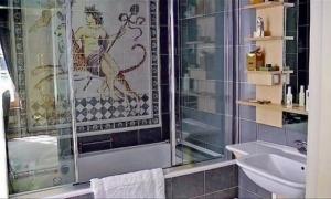 У Мережі з’явилося фото ванної, де знайшли тіло Березовського