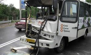 У Криму пасажирський автобус врізався у вантажівку