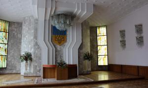 У Палаці урочистих подій Луцька тече дах і обвалюється штукатурка