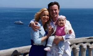 Ліля Ребрик звозила 9-місячну доньку до моря