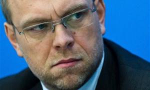 Адвокат Власенко довів жінку-держобвинувача до сліз