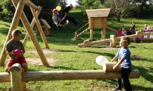 У селі на Рівненщині люди толокою збудували дитячий майданчик