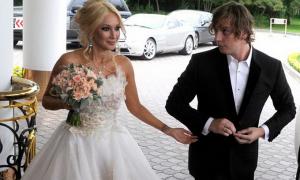 Лера Кудрявцева отримала в подарунок на весілля телевізор і сукню