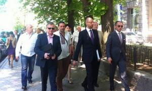 Яценюк прийшов до Президента разом зі своєю фракцією та списком вимог