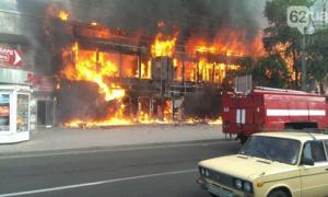 У Донецьку горить двоповерховий будівельний магазин