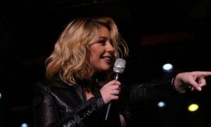 Красуня Тіна Кароль заспівала на весіллі