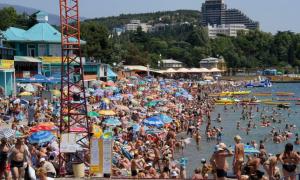 У Криму на безкоштовних пляжах засмагати можна тільки стоячи