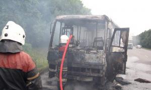 У Полтавській області рейсовий автобус спалахнув прямо на ходу