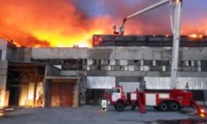 У Києві вогонь охопив складське приміщення площею понад  5000 кв. м 